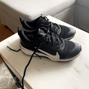 Blk/wht Nike shoes